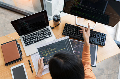 辦公室軟件開發中的編程員 臺式電腦代碼技術與網站設計的綜合實踐